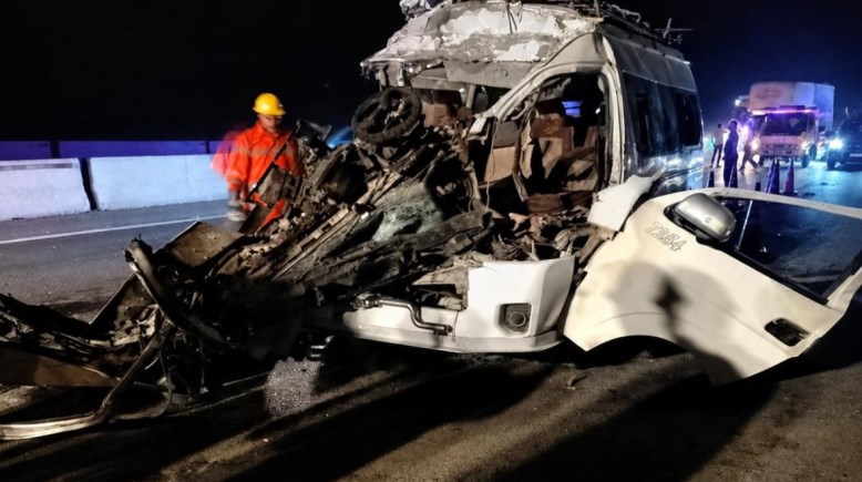 تصادم ميكروباص ونقل بالطريق الصحراوي بالمنيا