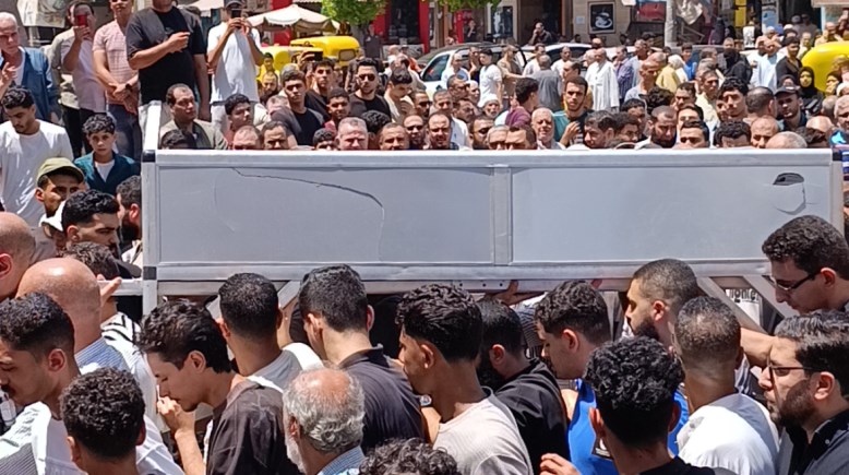 خلال تشييع الجثمان