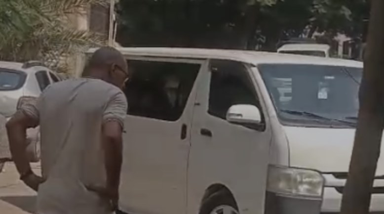 لقطة من نقل الجثامين 