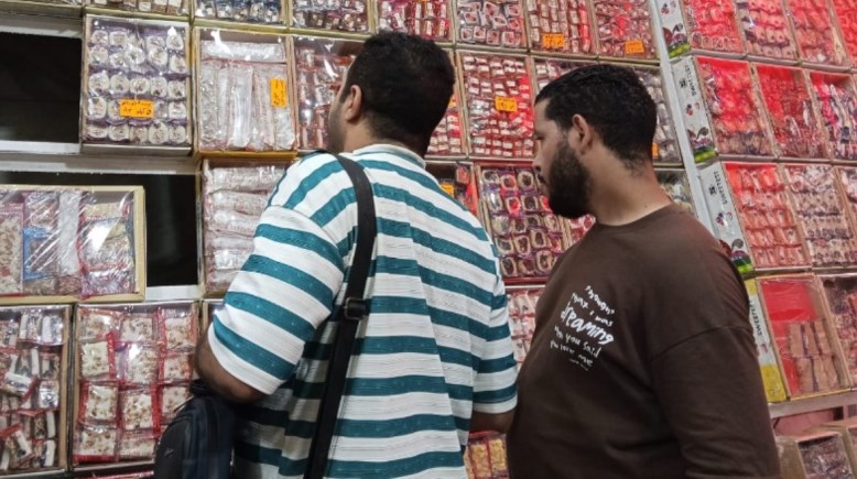 مواطنون يشترون حلاوة المولد في باب البحر