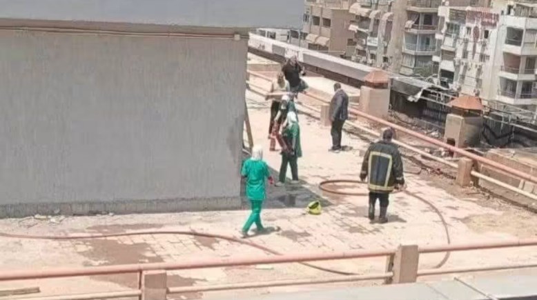 مشهد من محاولات إنقاذ الممرضات وإطفاء الحريق 