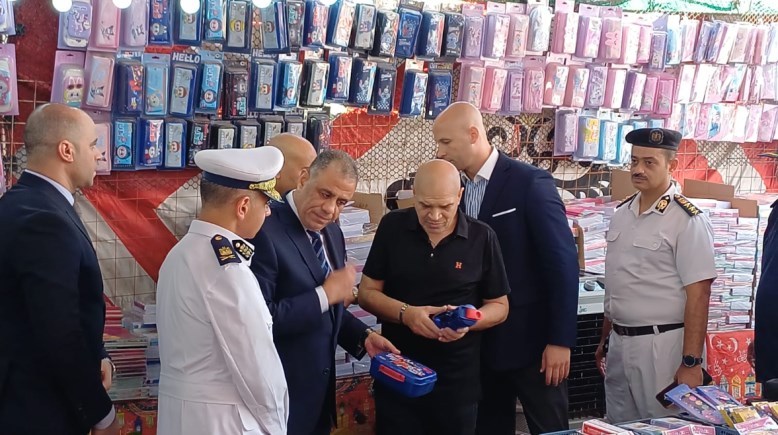 مدير أمن بورسعيد يفتتح معرض كلنا واحد.. تخفيضات حقيقية وجودة مضمونة وموقف إنساني مع طفل أبهر الحاضرين