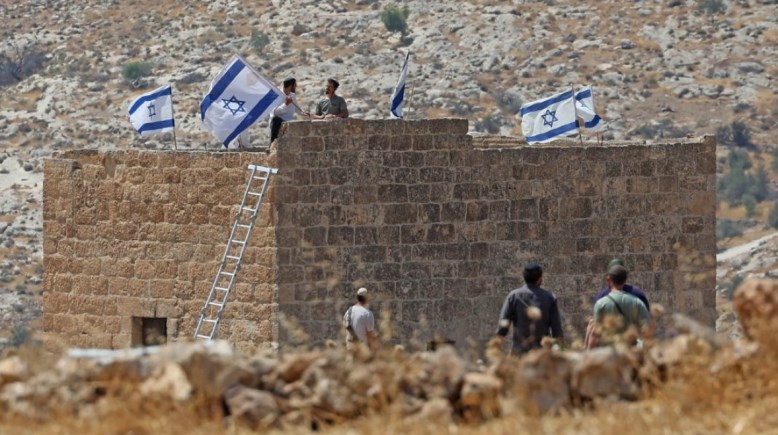 عائلات فلسطينية تعاني من الحصار والترهيب الاستيطاني في الضفة