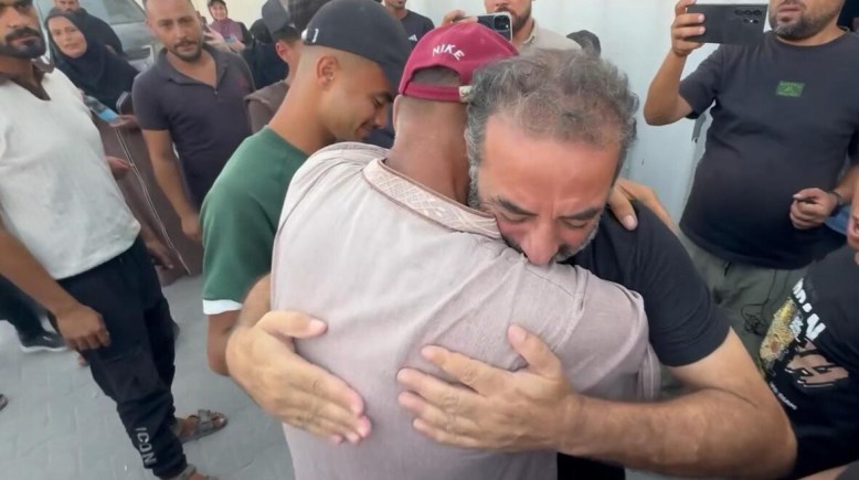 وصول 13 أسيراً فلسطينياً مفرجاً عنهم عبر معبر كرم أبو سالم