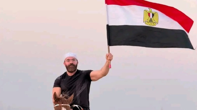 رامي عادل أثناء رفع علم مصر
