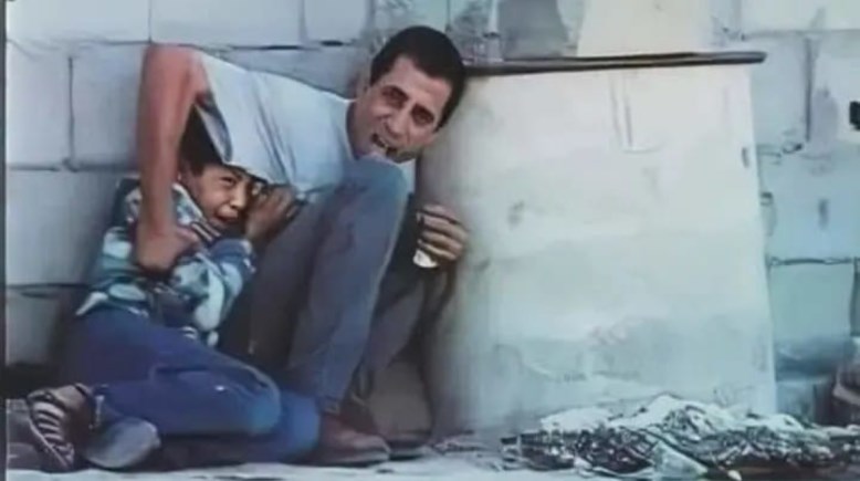 الطفل الغزاوي أحمد الدرة بين ذراعي أبيه