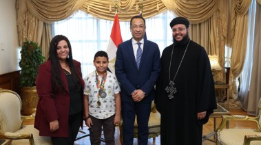 وزير الاتصالات مع الطفل مارتيروس مينا وأسرته