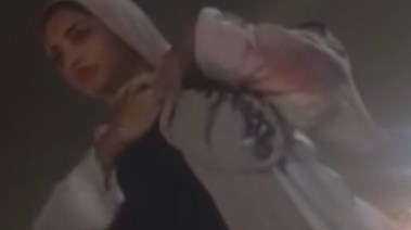 الفتاة الظاهرة بالفيديو