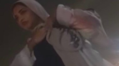 الفتاة الظاهرة بالفيديو
