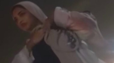 الفتاة الظاهرة بالفيديو
