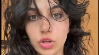 الفتاة الظاهرة بالفيديو