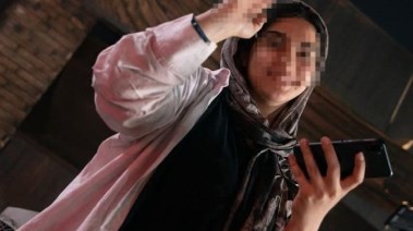 الفتاة الظاهرة بالفيديو