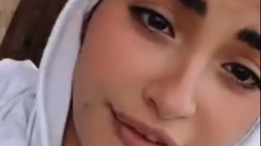 الفتاة الظاهرة بالفيديو