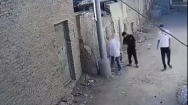 شاب يتحرش بفتاة أثناء عودتها لمنزلها 