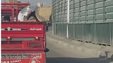 فتاة تطارد سيارة ربع نقل على الأوتوستراد