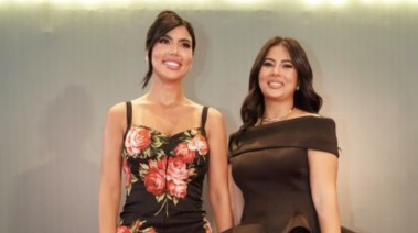 كارولين عزمي وشقيقتها