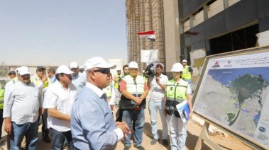 المهندسة رنا إمام أثناء زيارة الوزير