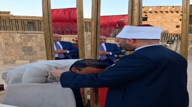 مصطفى حسني وهو يتجه لتقبيل يد الدكتور أسامة الأزهري