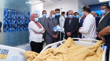 وزير العمل يتفقد حالة مصابي حادث عمال الدواويس