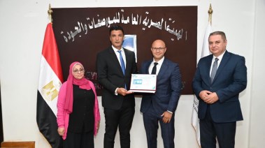محمود جميل يستلم الشهادة من وزير الصناعة 