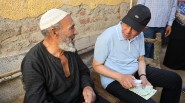 محافظ المنيا يرافق مسنًا لمنزله
