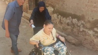 لحظة استلام الجدة والحفيدة الكرسي المتحرك 
