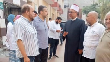 رئيس المنطقة الأزهرية بكفر الشيخ خلال زيارة المصابين