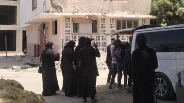 أسرة عروس المعادي أمام مشرحة بنها