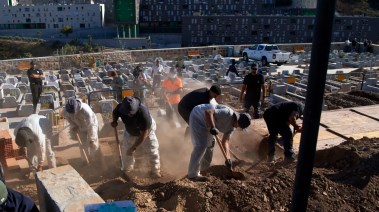 دفن جثامين مهاجرين إلى سبتة