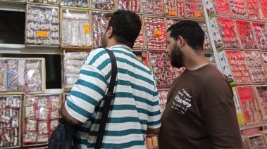 مواطنون يشترون حلاوة المولد في باب البحر