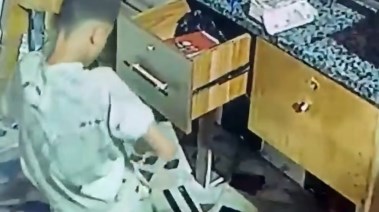 الطفل أثناء سرقة المبلغ