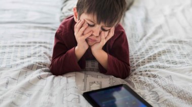 طفل يستخدم شاشة هاتف