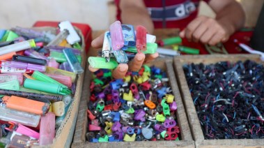 إصلاح الولاعات في غزة