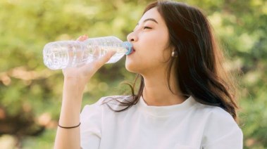 فتاة تشرب ماء