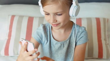 طفلة ترتدي سماعات أذن