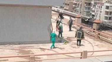 مشهد من محاولات إنقاذ الممرضات وإطفاء الحريق 