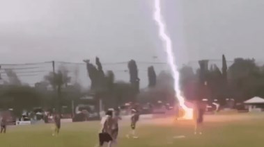 مباراة كرة قدم تنتهي بكارثة وإصابة 12 لاعب  