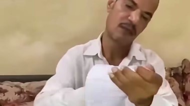 الأوراق المتواجدة مع صاحب مطعم الفول والفلافل