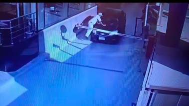 لحظات توثق الواقعة من كاميرات المراقبة  