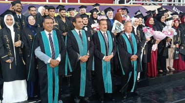 المحافظ يشارك الخريجين وأسرهم فرحة الحصاد بعد سنوات من الاجتهاد