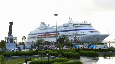 توافد سياحي من نوع خاص.. ركاب ASTORIA GRANDE يجوبون بورسعيد بين شوارعها وسوق السمك وشواطئها