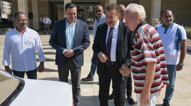 محافظ بورسعيد يعيد سيارة الرزق لـ"عم محمد" بعد إصلاحها بالكامل