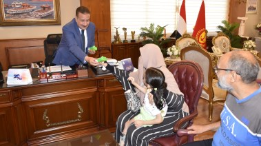 محافظ بورسعيد يستقبل فريده بمكتبه