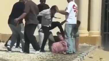 وأثار الفيديو حالة من الجدل بين مستخدمي مواقع