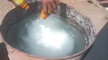 أثناء إجراء عملية تجهيز المبيدات 
