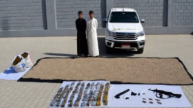 المتهمين وجانب من المضبوطات