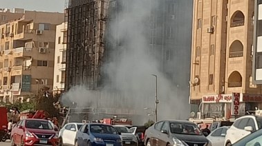 جانب من السيطرة على حريق الأهرام مول