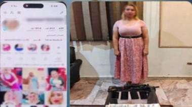 المتهمة بعد ضبطها 