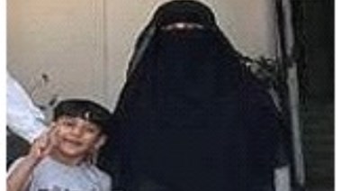 الطفل رفقة والدته 
