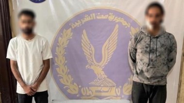 المتهمان بعد ضبطهما 